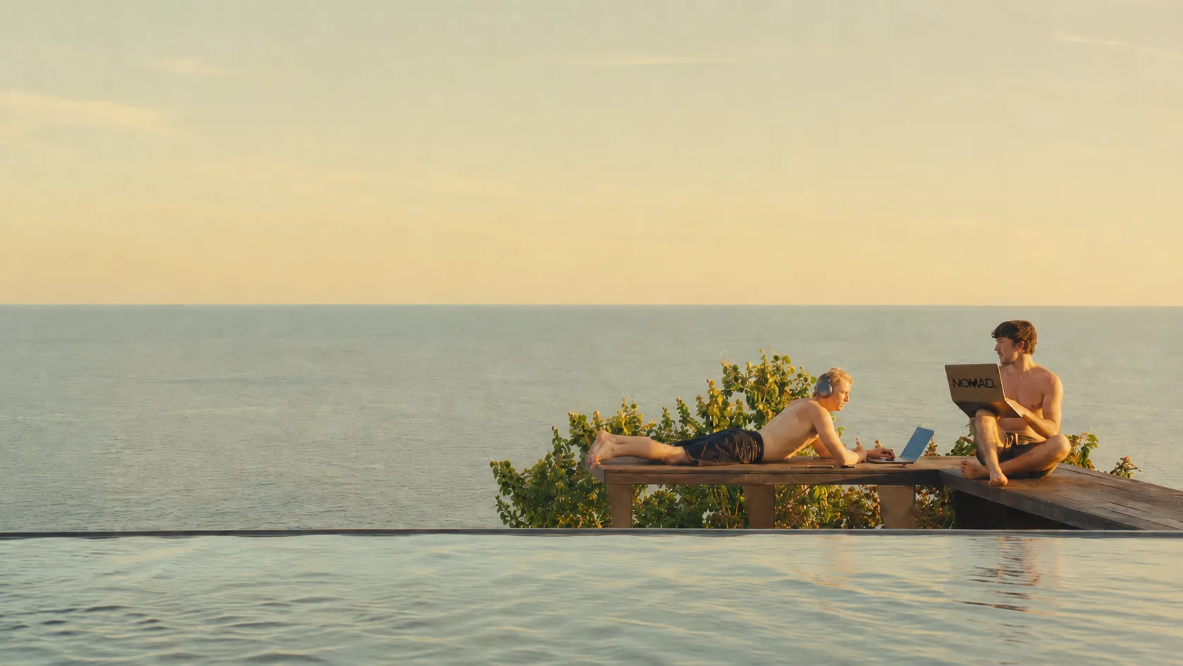 Piscina de TheHome con huéspedes disfrutando del atardecer en Kuta, Lombok